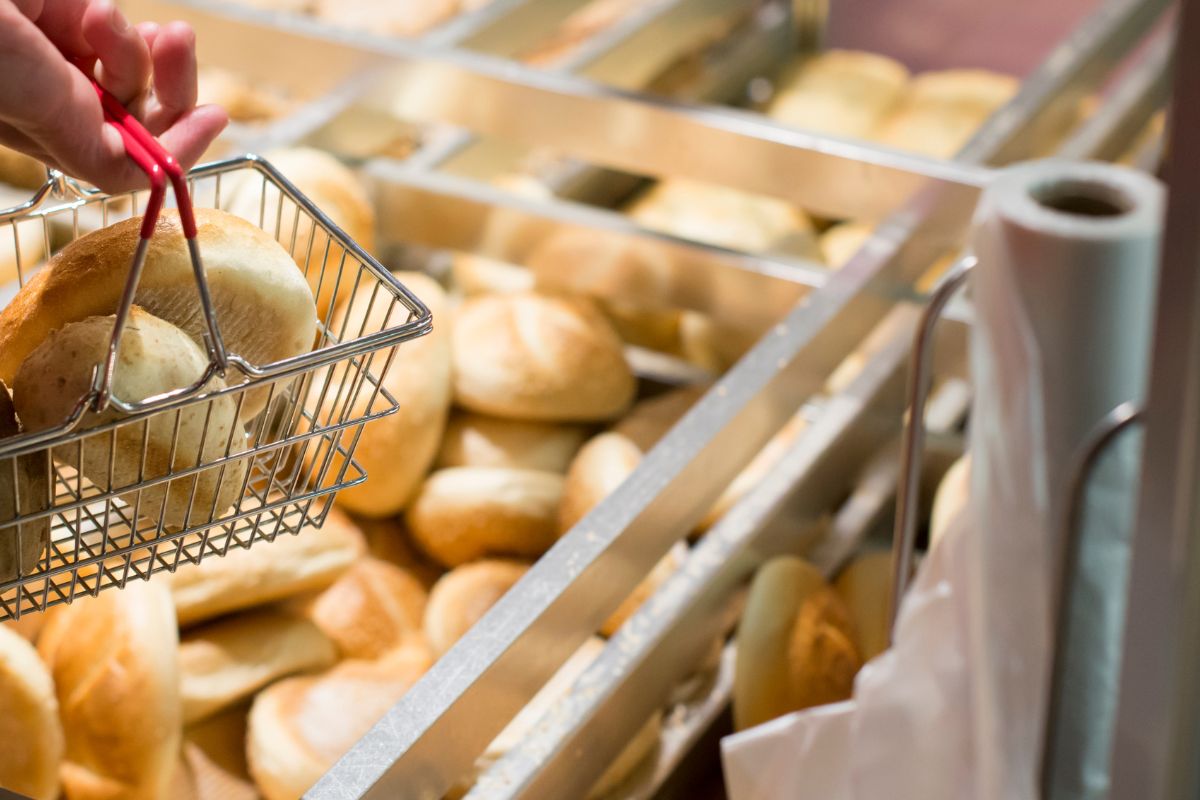 What secrets does the bread from discount stores hide?