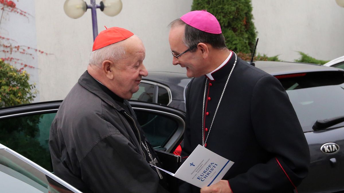 Kardynał Dziwisz wysiada ze swojego pojazdu