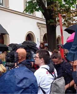 Protest przed komisariatem. Przemówiła Joanna, ludzie zaczęli krzyczeć