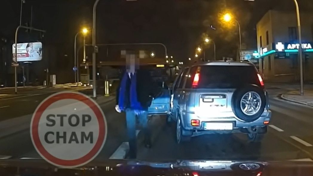 Nagranie z Rzeszowa. Kierowca wyszedł na rozmowę na skrzyżowaniu