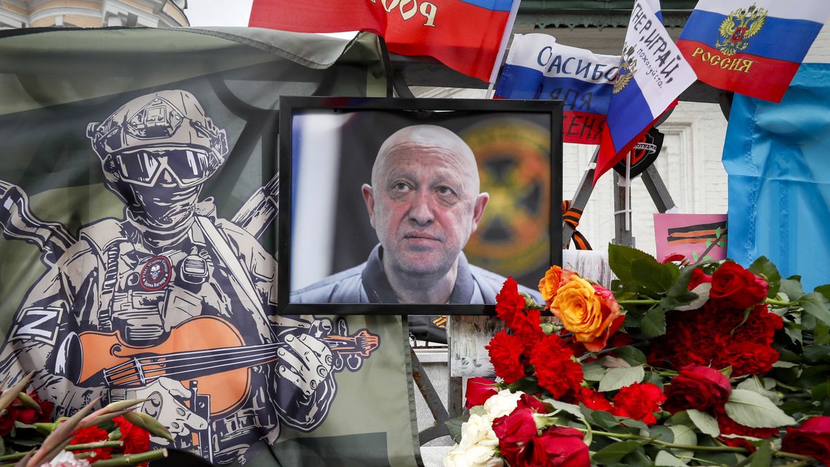 A portrait of PMC Wagner chief Yevgeny Prigozhin at an informal memorial to him in Moscow, Russia, 26 August 2023. An investigation was launched into the crash of an aircraft in the Tver region in Russia on 23 August 2023, the Russian Federal Air Transport Agency said in a statement. Among the passengers was Wagner chief Yevgeny Prigozhin, the agency reported. EPA/YURI KOCHETKOV Dostawca: PAP/EPA.