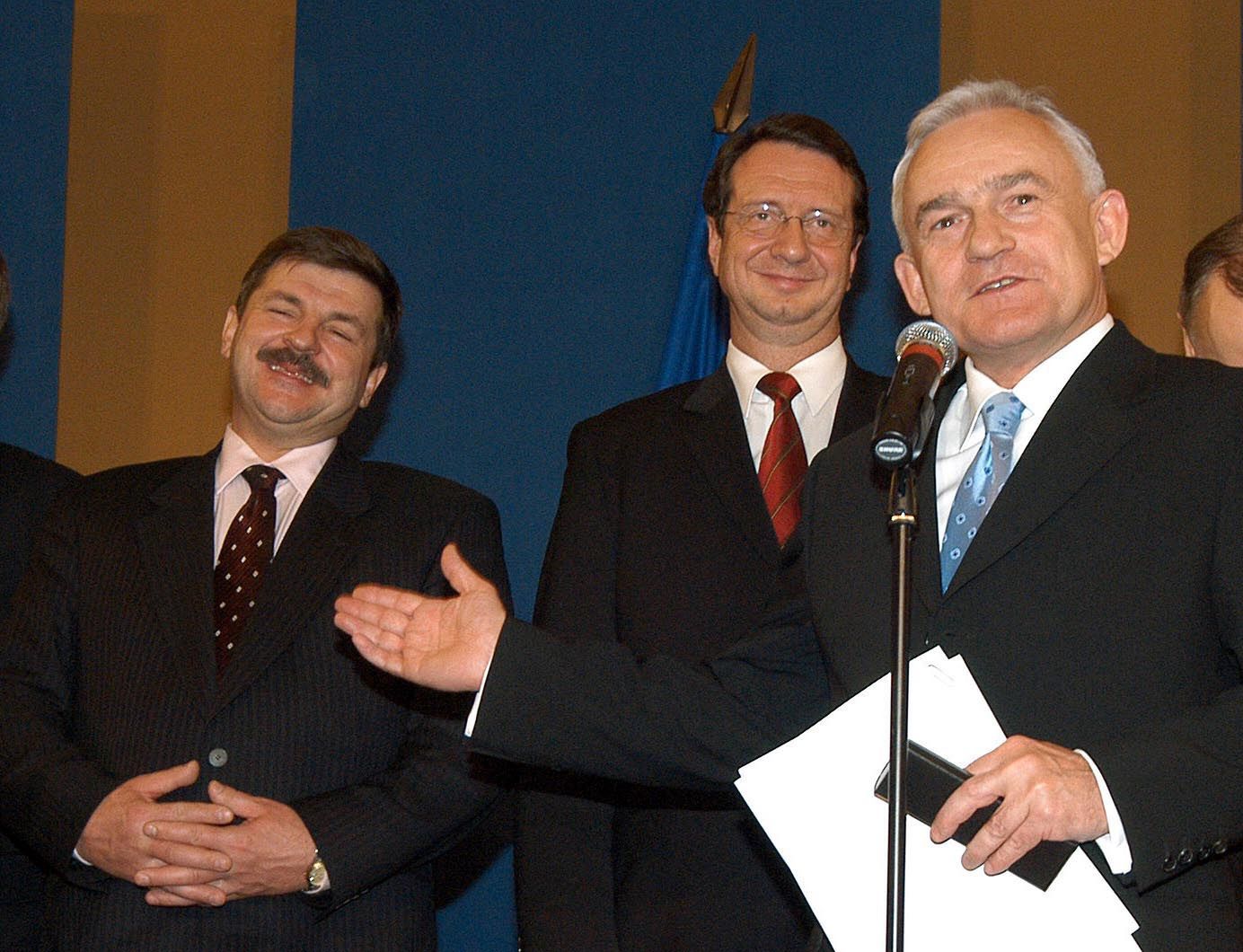 Warszawa.15 grudnia 2002. Premier Leszek Miller i wicepremierzy Jarosław Kalinowski oraz Marek Pol w czasie konferencji prasowej na temat zakończonych negocjacji z UE