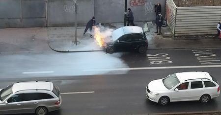 Warszawa. Pożar auta na Ochocie. "Prawdopodobnie doszło do samozapłonu"