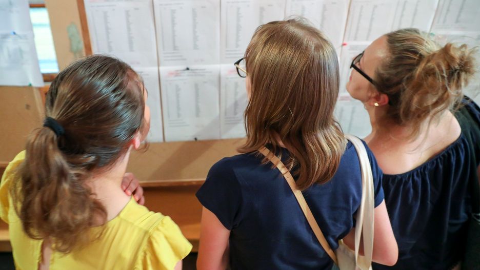 Ogłoszenie list osób zakwalifikowanych do przyjęcia do szkół nastąpi 16 lipca. Na kolejnych slajdach przedstawiamy grupy rekrutacyjne z największą liczbą wniosków na jedno miejsce - według danych z 30 czerwca 