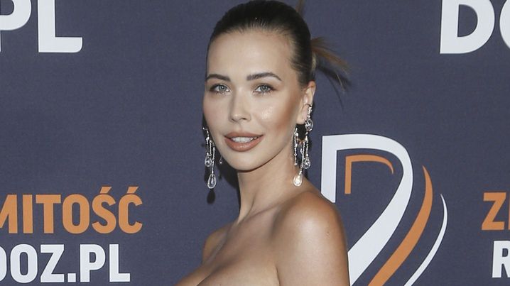 doz.pl, Gala, kolczyki krople, październik 2024, plebiscyt, sukienka bordo, sukienka czerwona, sukienka lakierowana, sukienka lateksowa, sukienka z odkrytymi ramionami, sylwetka, szpilki czerwone, szpilki lakierowane, noga, Sandra Kubicka