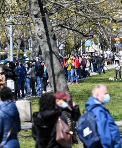 Ogromne kolejki przed mobilnymi punktami szczepień. Dr Grzesiowski upomina