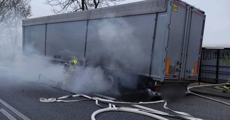 Groźny incydent na DK10. Ciężarówka stanęła w płomieniach