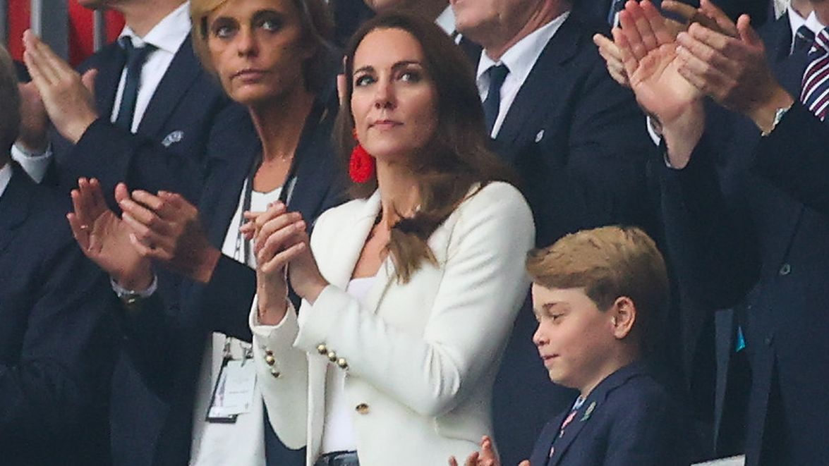 Księżna Kate i książę George na vipowskich trybunach na Wembley 