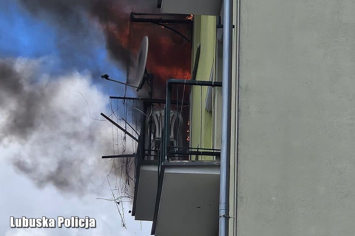 Żagań: Policjanci uratowali mężczyznę z płonącego mieszkania