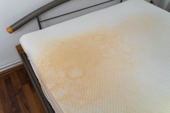 Rozsyp na materacu. Po żółtych plamach nie zostanie ślad
