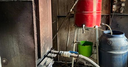 Policja odkryła kolejną bimbrownię na Podlasiu. Emeryt usłyszał zarzuty