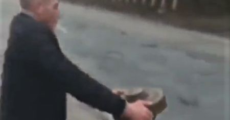 Ukrainiec gołymi rękami przeniósł minę spod mostu. "To jest odwaga"
