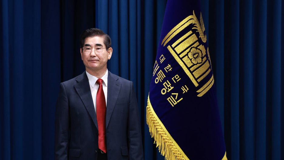 New defense minister nominee attends a briefing at the presidential office
epa11546325 Presidential Security Service chief Kim Yong-hyun attends a briefing on his nomination as the new defense minister at the presidential office in Seoul, South Korea, 12 August 2024.  EPA/YONHAP SOUTH KOREA OUT 
Dostawca: PAP/EPA.
YONHAP