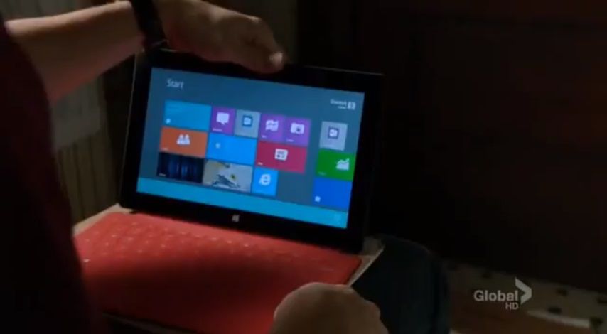 Microsoft Surface w serialu Elementary (fot. youtube.com)