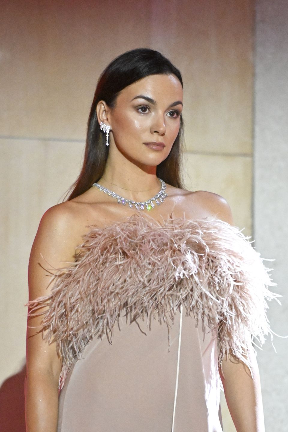 Paulina Krupińska w kreacji z piórami