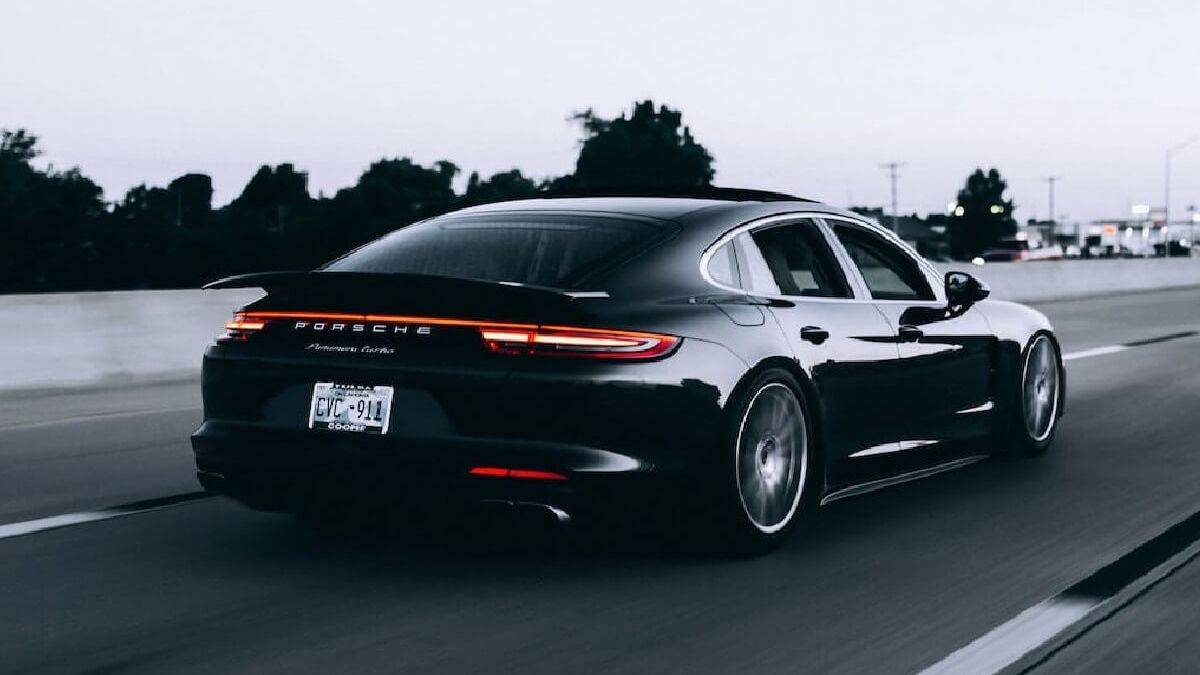 porshe pędzi autostradą