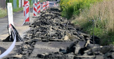 Zaorał asfalt. Rolnik: nie żałuję