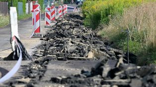 Zaorał asfalt. Rolnik: nie żałuję