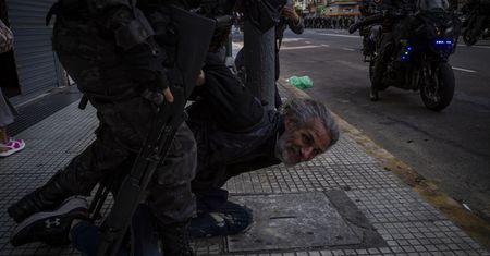 Podwyżki emerytur zablokowane. Protestujący starli się z policją