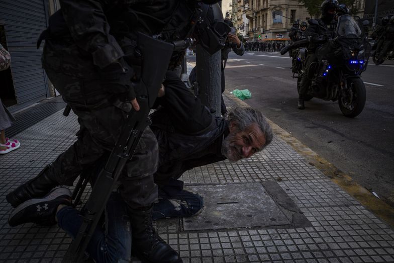 Podwyżki emerytur zablokowane. Protestujący starli się z policją