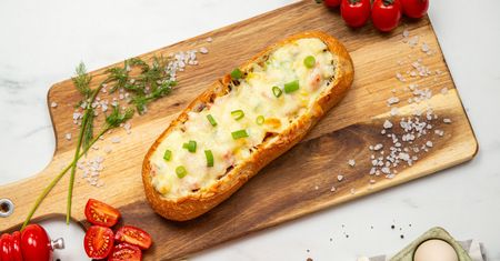 Bagietka z dodatkami w pieczonej wersji. Od samego patrzenia zrobisz się głodny