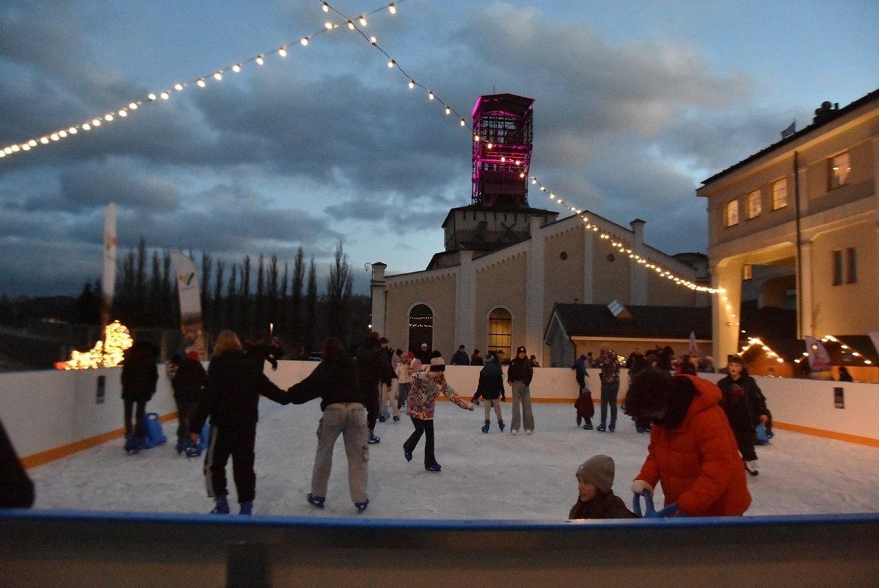 Wałbrzych: Znowu będzie lodowisko w Starej Kopalni. Teraz większe i na dłużej. Tak ślizgano się tam ostatnio
