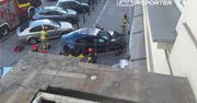 Kierująca teslą wjechała w budynek w centrum Warszawy. Kobieta trafiła do szpitala