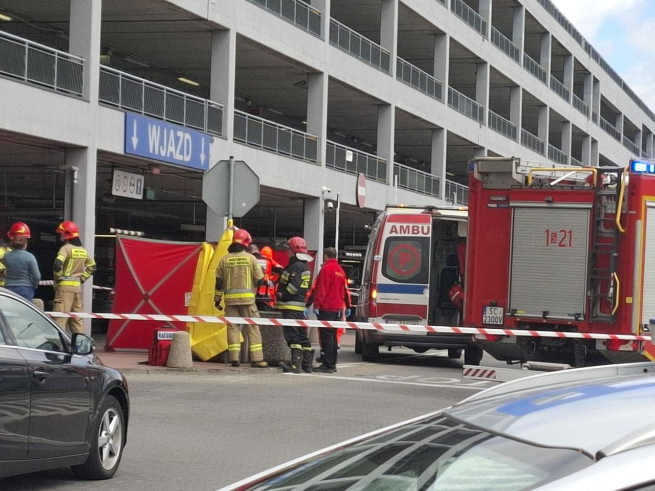 Dramat w Galerii Jurajskiej w Częstochowie. Dziewczyna spadła z trzeciego piętra parkingu. Trwa akcja służb