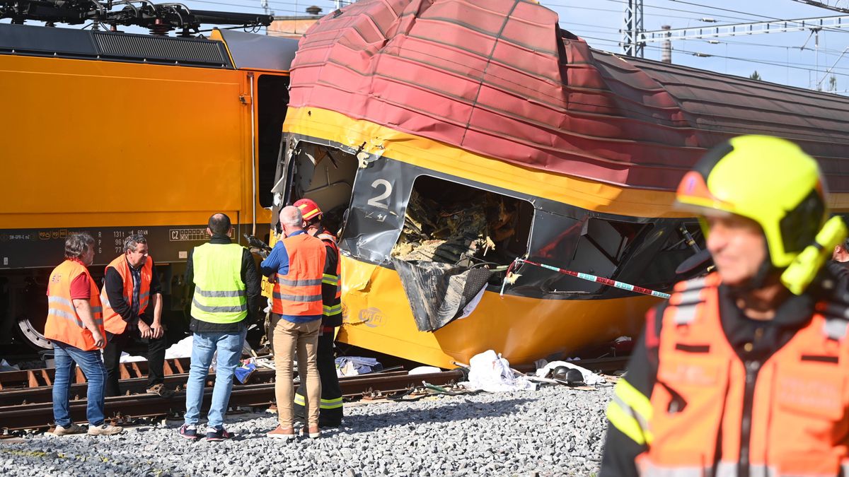 Four people die in crash of two trains in Pardubice, firefighters, train
Firefighters at the scene of a railway accident in Pardubice, Czech Republic, June 6, 2024. A passenger and freight train collided the previous evening, killing four people. (CTK Photo/Josef Vostarek) 
Dostawca: PAP/CTK
Josef Vostarek
Czech Republic, traffic, transport, railway, accident, death, injury, Pardubice
