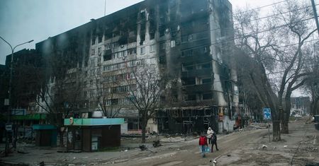 Bomby penetrujące zrzucane przez Rosjan na obrońców w Mariupolu.