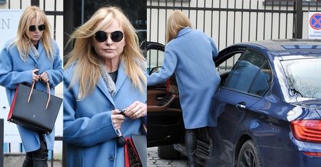 Monika Olejnik w niebieskim płaszczu parkuje na zakazie (ZDJĘCIA)