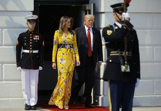 Radosna Melania Trump w kwiecistej sukni za 10 tysięcy (ZDJĘCIA)