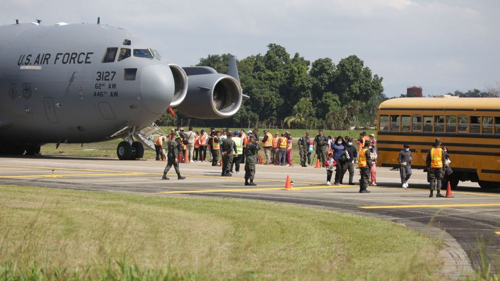 Media: USA chcą deportować migrantów do Argentyny. Trwają rozmowy ( na zdjęciu: samolot z deportowanymi z USA migrantami na lotnisku w Hondurasie)