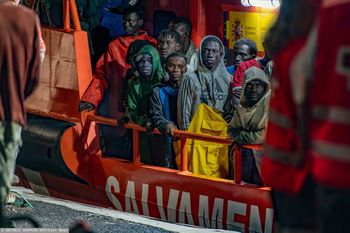 Migranci w drodze do Hiszpanii. W 2025 r. mniej ofiar, więcej utonięć