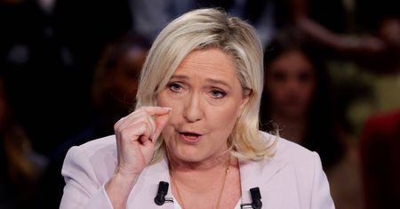 Przewaga Macrona według sondażu się kurczy. Historyczny wynik Le Pen