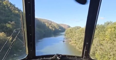 Tak unikają radarów Rosjan. Ukraiński Mi-8 prawie dotyka wody