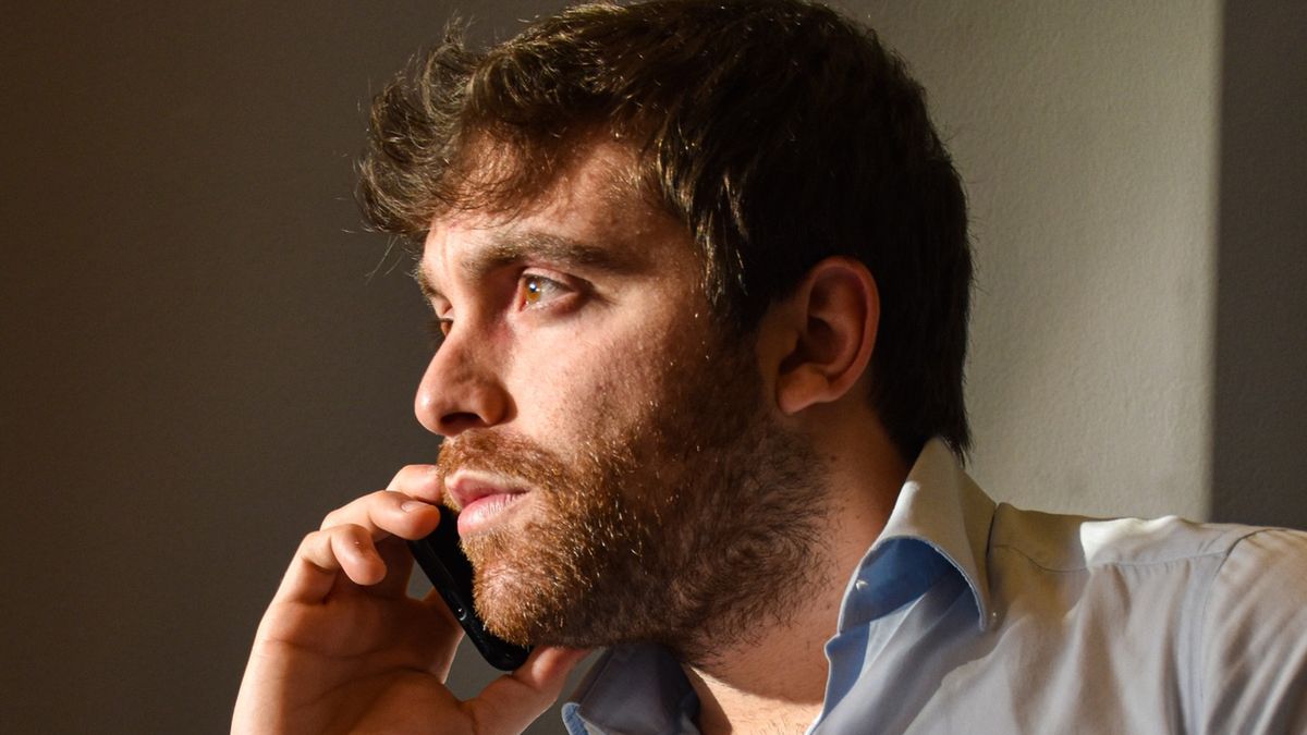 Fabrizio Romano w czasie rozmowy telefonicznej