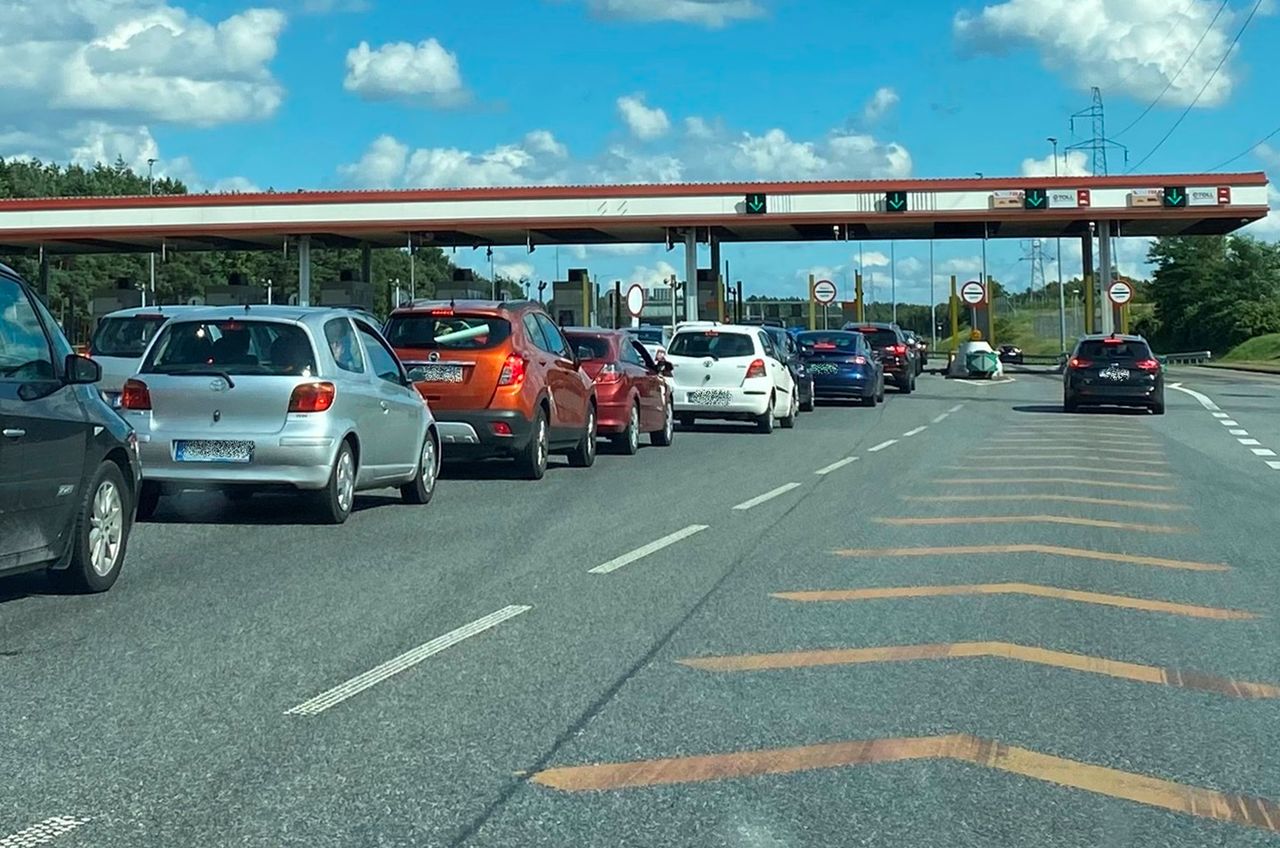 Można uniknąć takich kolejek płacąc elektronicznie. Od 1 grudnia nie będzie już płatności manualnych i takich bramek