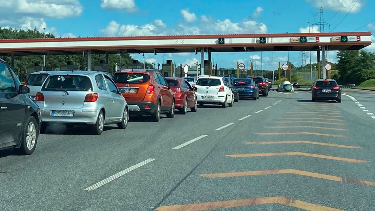 Można uniknąć takich kolejek płacąc elektronicznie. Od 1 grudnia nie będzie już płatności manualnych i takich bramek