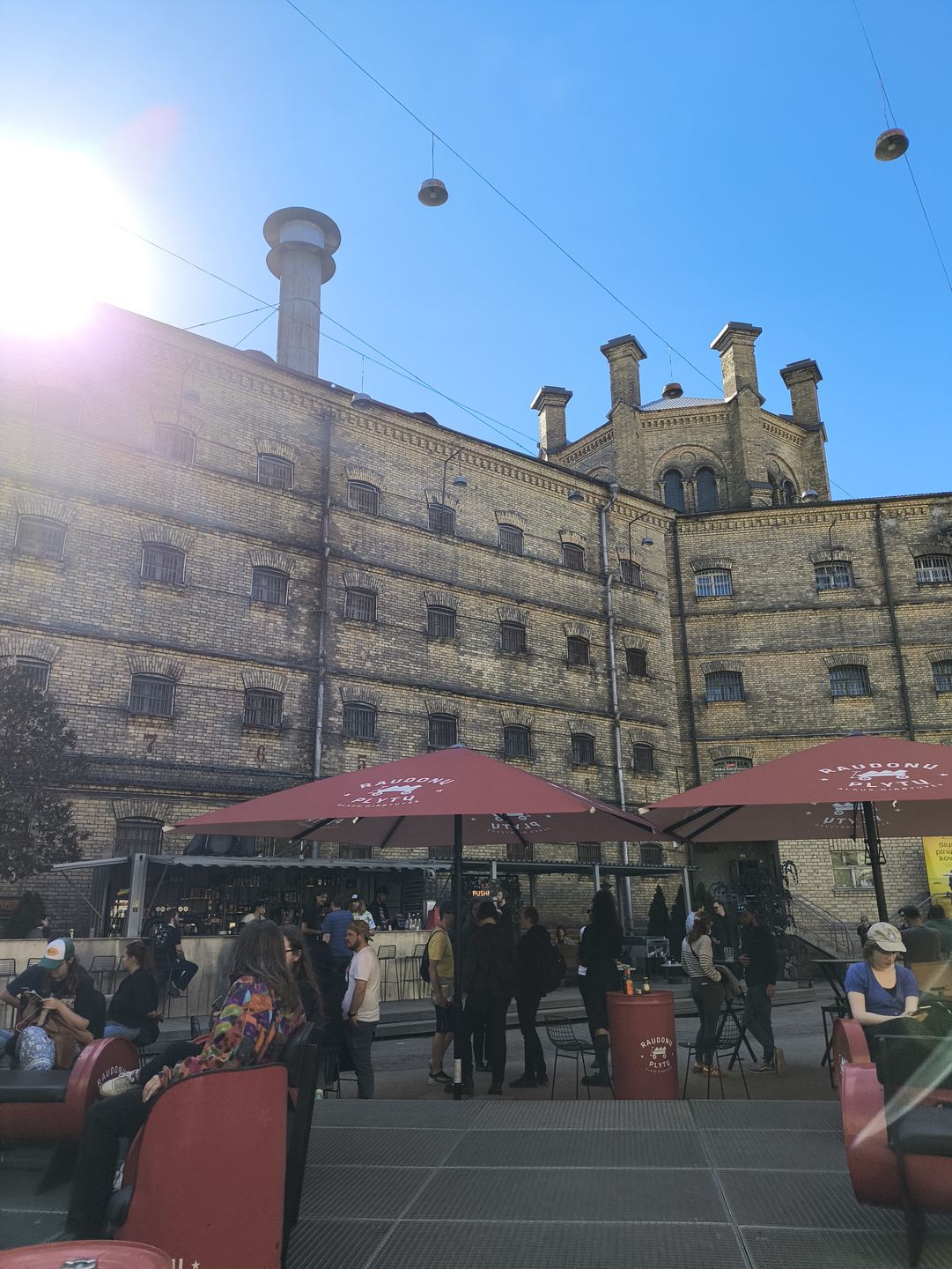 Przed więzieniem znajdują się bary