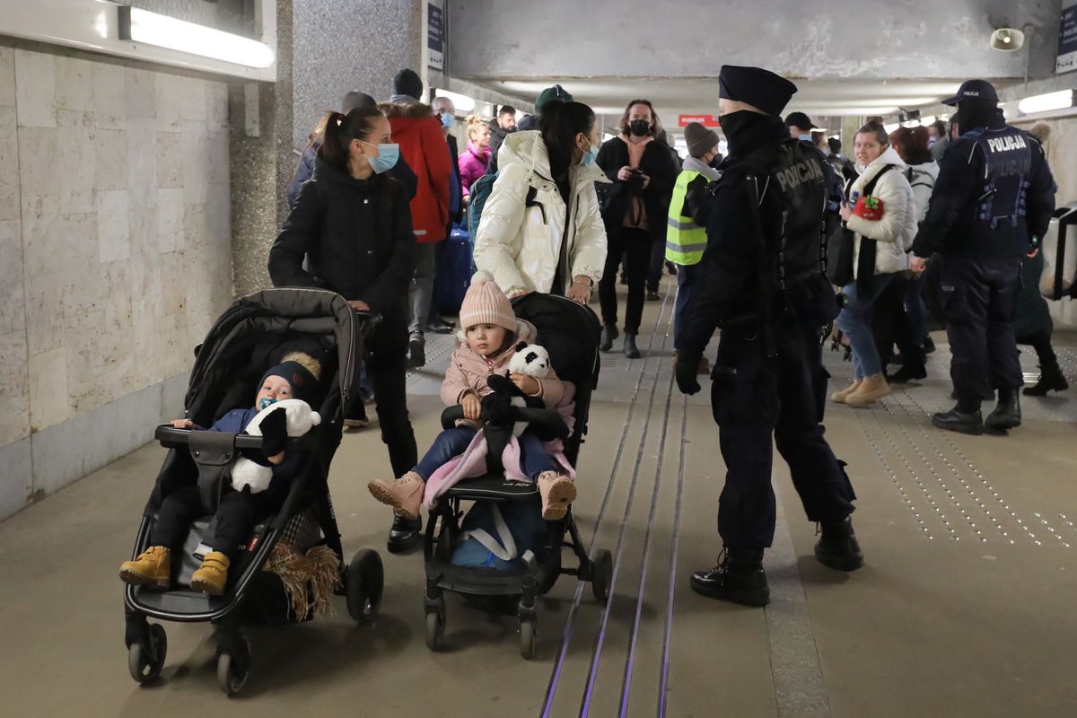 Warszawa, 27.02.2022. Ponad 100 kobiet i dzieci ewakuowanych z Ukrainy przyjechało specjalnym pociągiem medycznym z Mościsk na dworzec Warszawa Wschodnia, 27 bm. Specjalny pociąg medyczny, przygotowany w celu przewożenia rannych z Ukrainy, miał przejazd testowy na trasie między Warszawą a Medyką. Decyzją ministra spraw wewnętrznych i administracji, nie ograniczono się do ćwiczeń i pociągiem zabrano 600 kobiet i dzieci z Ukrainy. Wcześniej większość osób wysiadła w Przemyślu. (mr) PAP/Paweł Supernak