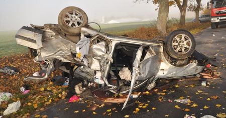 39-latka uderzyła w drzewo i dachowała. Była pijana