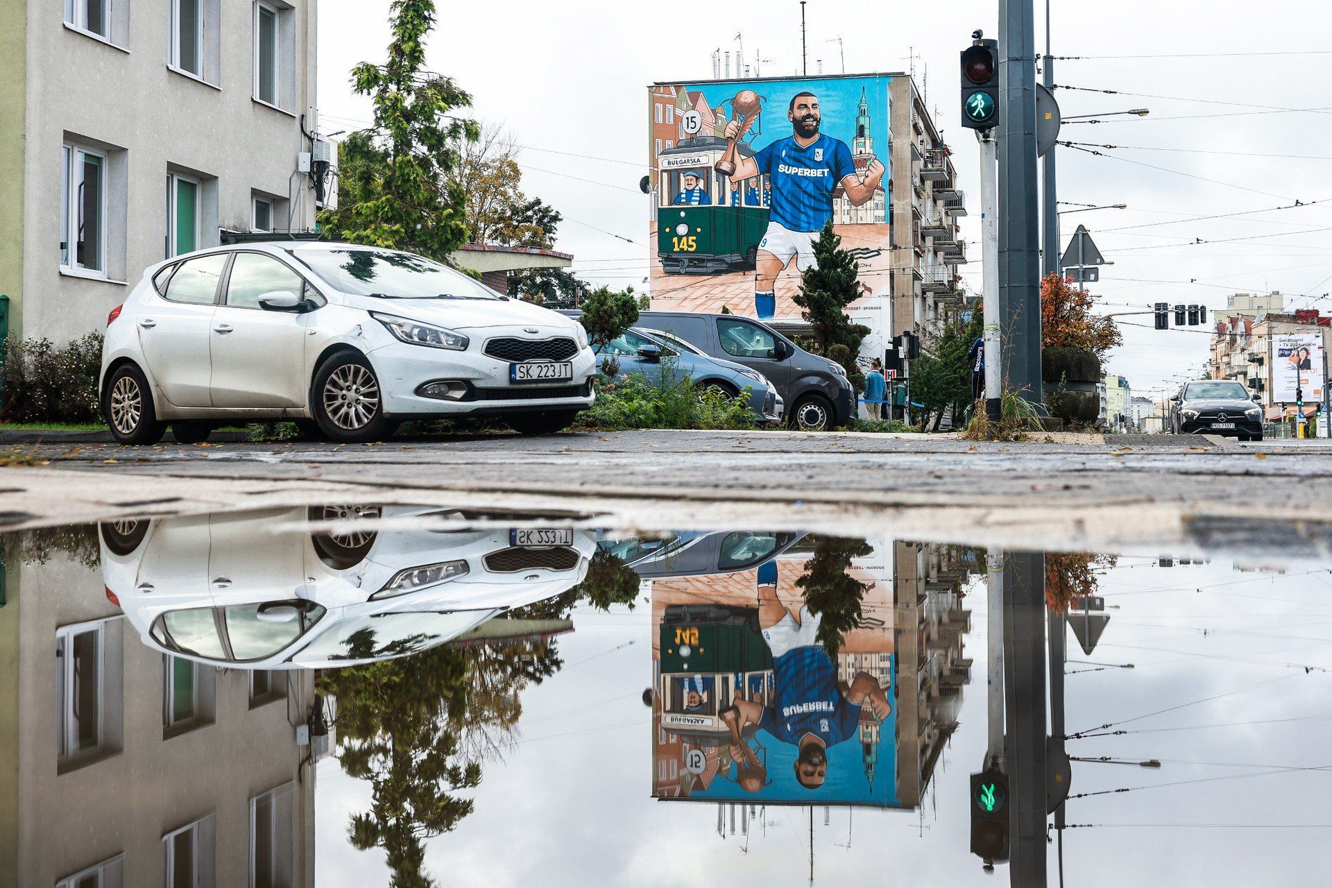 Odsłonięcie muralu na budynku MPK w Poznaniu z wizerunkiem Mikaela Ishaka, kapitana Lecha Poznań