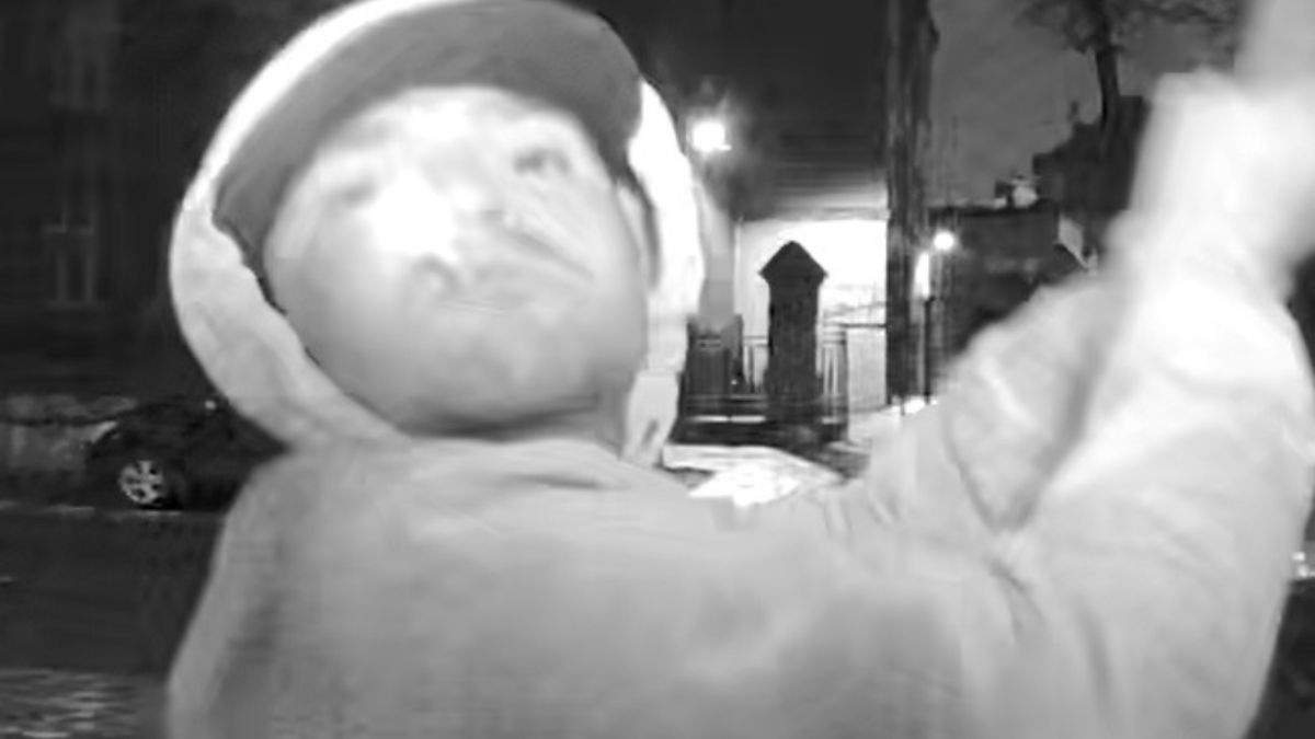 Policja próbuje ustalić tożsamość tego mężczyzny.