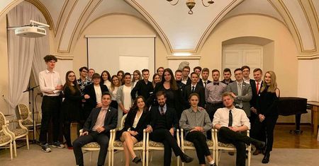 Radny z Poznania zaatakowany, bo szedł z chłopakiem za rękę. Zapadł wyrok