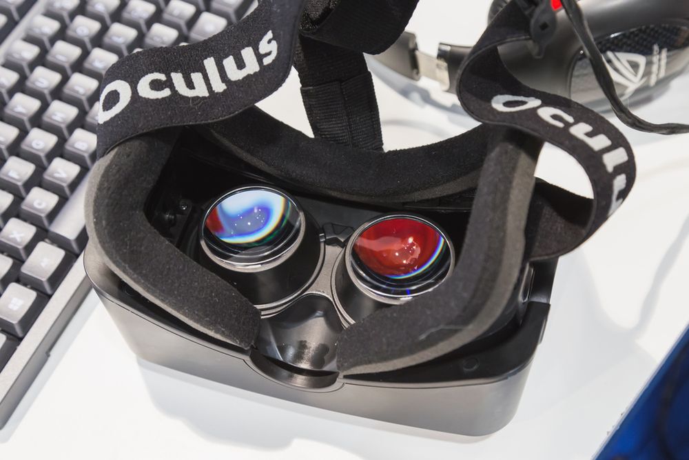 Zdjęcie Oculus Rift pochodzi z serwisu shutterstock.com