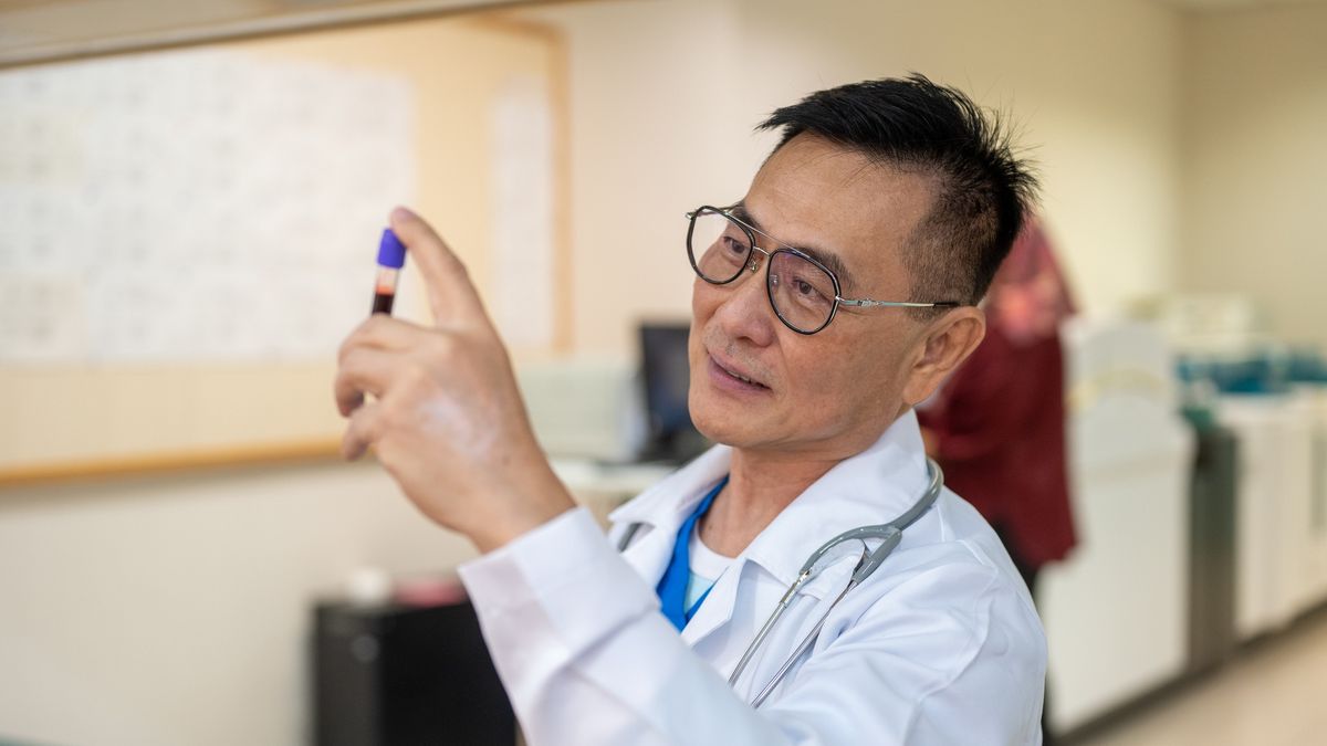 Reviewing Routine Blood Tests for Diagnosis
An Asian male hematologist reviews routine blood test results, ordered under Medicare guidelines, in a staged clinical setting to support medical diagnosis.
simon2579
