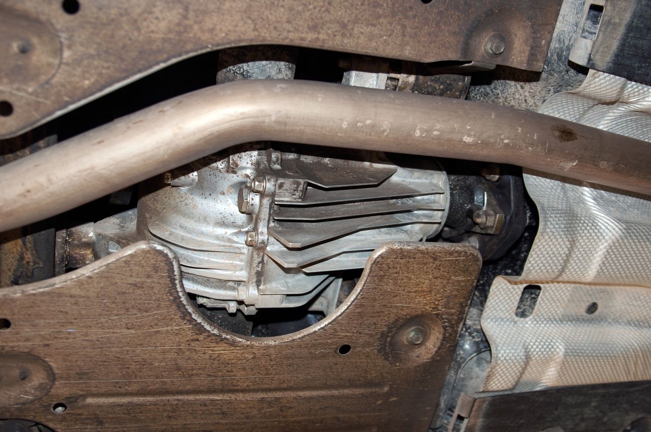 Mazda CX-60 na podnośniku, serwis, ASO