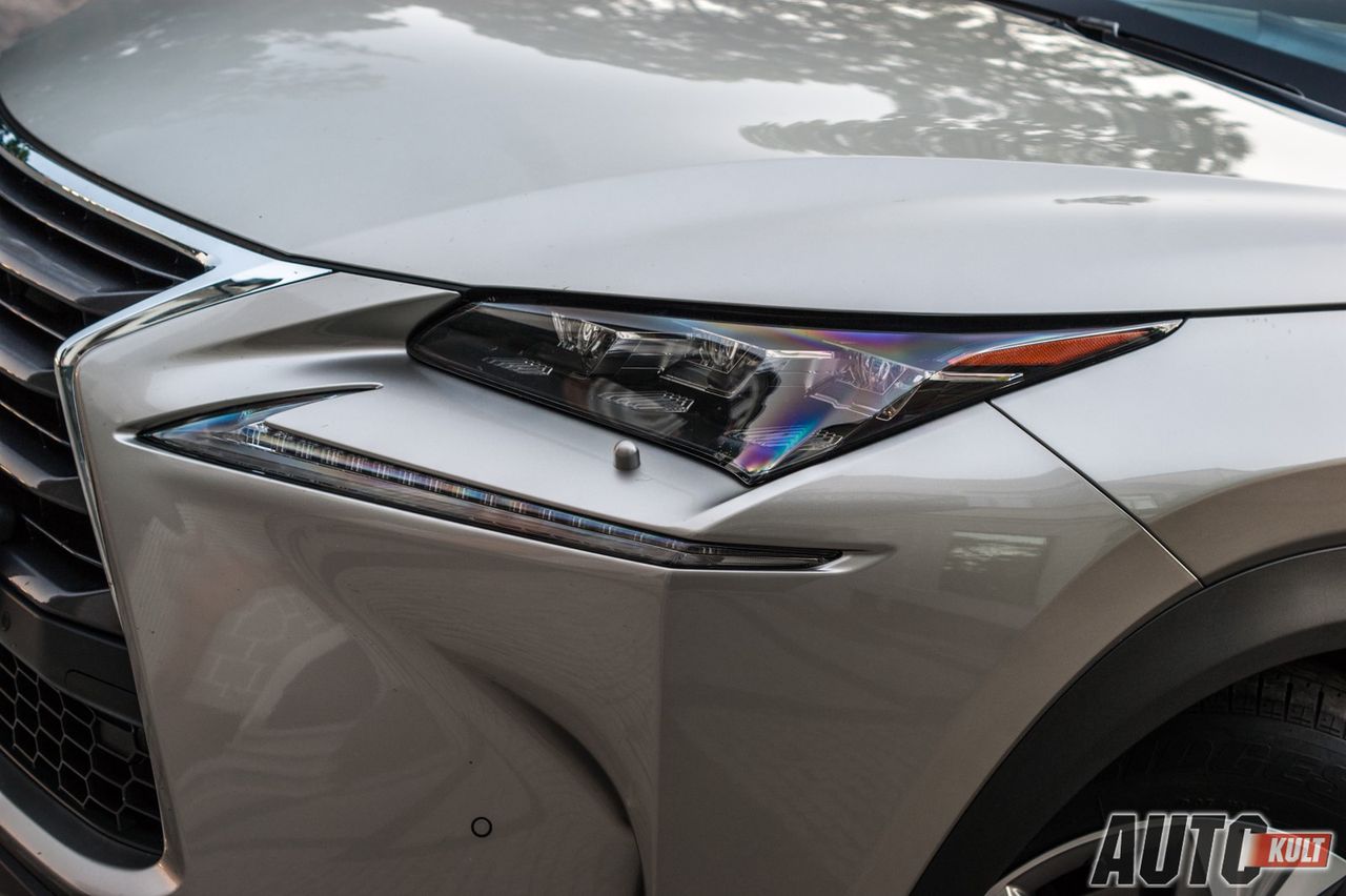Dzielone przednie reflektory to znak rozpoznawczy nowych Lexusów, zaraz obok wielkiej atrapy chłodnicy w kształcie klepsydry.