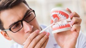 Jak odkamienić protezę zębową?